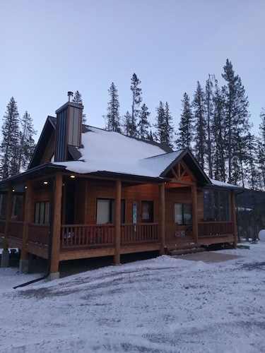 Relaxing mountain getaway nestled at the base of collisum mountain