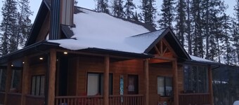 Relaxing mountain getaway nestled at the base of collisum mountain