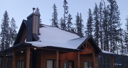 Relaxing mountain getaway nestled at the base of collisum mountain