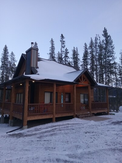 Relaxing mountain getaway nestled at the base of collisum mountain