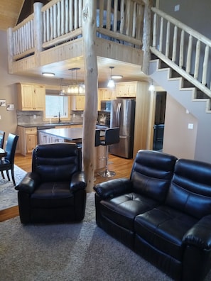 Interior - Relaxing mountain getaway nestled at the base of collisum mountain (Nordegg)