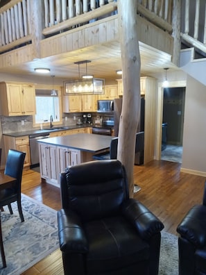 Interior - Relaxing mountain getaway nestled at the base of collisum mountain (Nordegg)