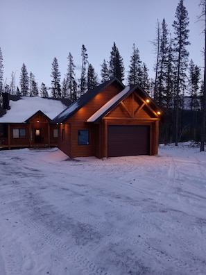 Exterior - Relaxing mountain getaway nestled at the base of collisum mountain (Nordegg)