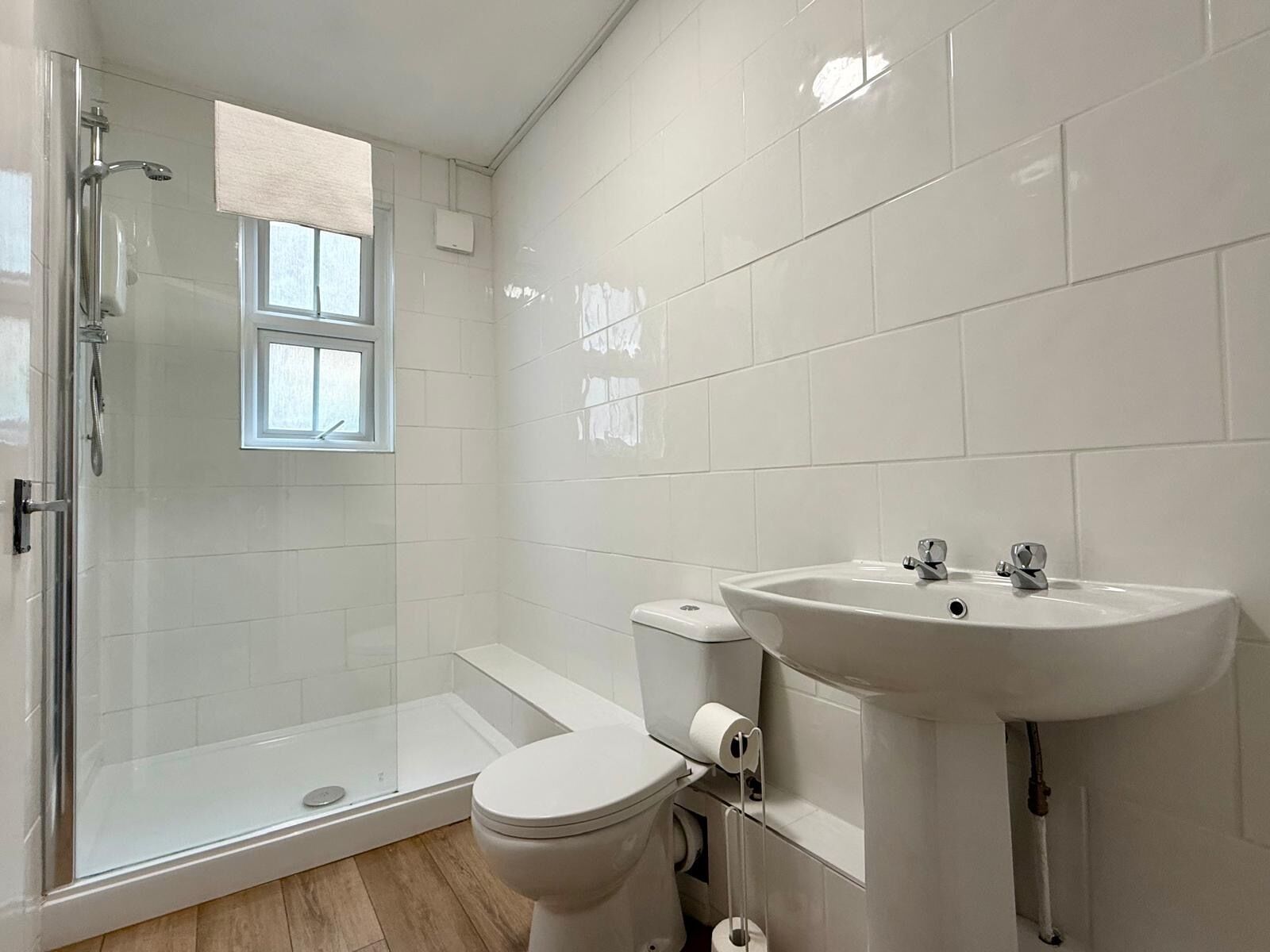 Regadera, toallas, jabón, papel de baño 
