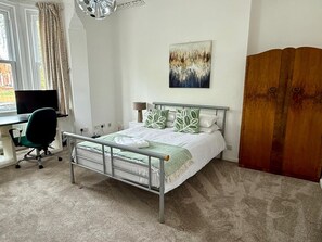 3 bedrooms, desk, iron/ironing board, free WiFi - Clapham Road Apartment (Bedford)
