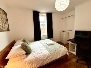 3 bedrooms, desk, iron/ironing board, free WiFi - Clapham Road Apartment (Bedford)