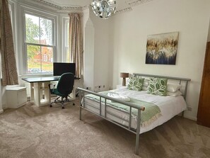 3 bedrooms, desk, iron/ironing board, free WiFi - Clapham Road Apartment (Bedford)