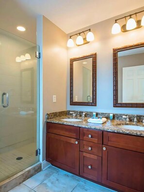 Hair dryer, towels, soap, shampoo - Spacious Villa w/ Private Pool in Duck Key (Duck Key)