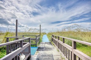 Property grounds - 🌊Ocean Views | Steps to Beach | Family Friendly Amenities | Tilghman Beach Unit (North Myrtle Beach)