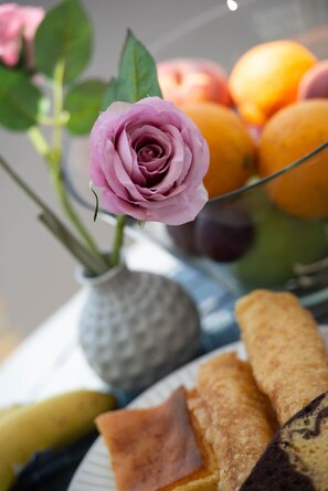 A vase with a pink rose and a bowl of fruit. - Diana s House 4 - Gytheio Sandy Beach Haven (East Mani)