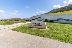 Un edificio moderno con un cartel que dice 'LASCAUX'.