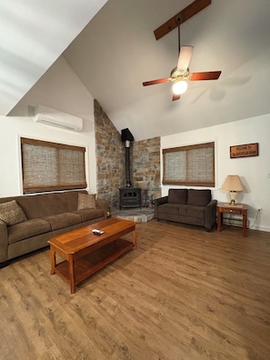 Living area - The Mountain Home- Cabin near Ski Slopes and Lake (Lackawaxen)