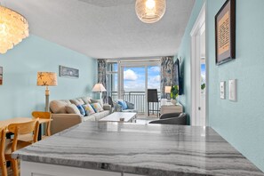 Smart TV - NEW Oceanfront Master 2bd/2ba Free Parking & WiFi (Myrtle Beach)
