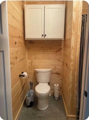 Een douche, een haardroger, handdoeken, zeep
