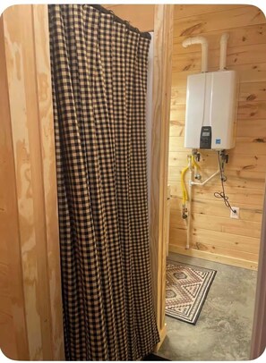 Een douche, een haardroger, handdoeken, zeep