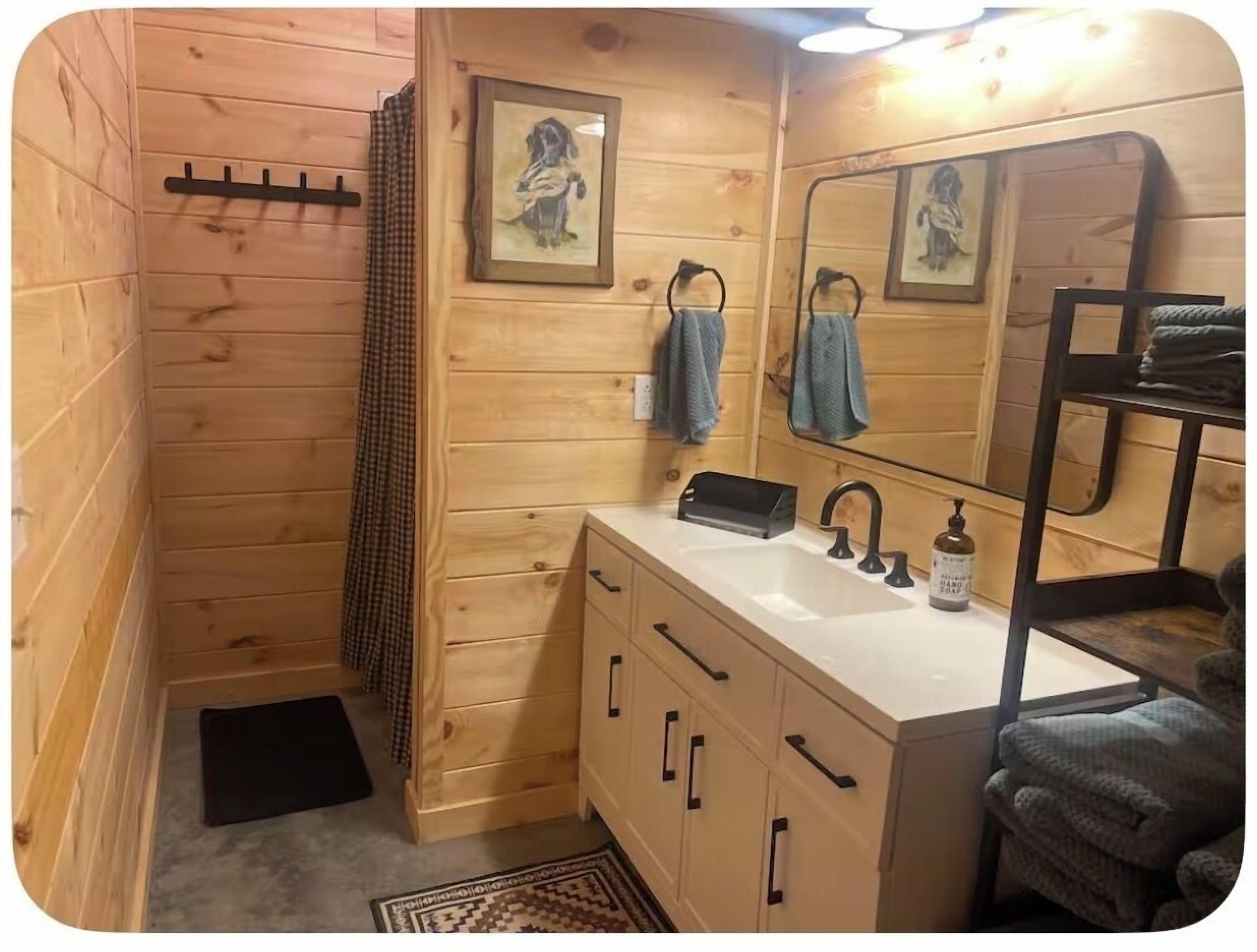 Een douche, een haardroger, handdoeken, zeep