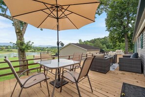 Outdoor dining - Muddy Creek Lake Home (Dandridge)