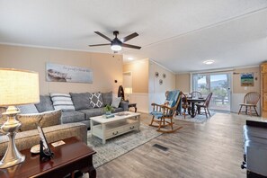 TV, fireplace - Muddy Creek Lake Home (Dandridge)