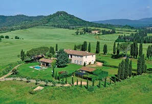 A large house with a swimming pool, surrounded by lush green fields and trees. - Villa 'La Vigna' with Private Pool, Wi-Fi and Air Conditioning (Gavorrano)