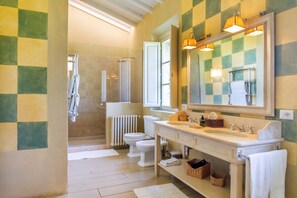 Shower, towels - Villa 'La Vigna' with Private Pool, Wi-Fi and Air Conditioning (Gavorrano)