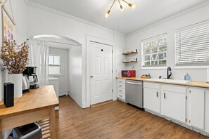 Coffee/tea maker, fridge, microwave, oven - Fountain City Home 4br 2ba (5 miles from UT) (Knoxville)