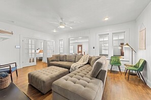 Living Room - Fountain City Home 4br 2ba (5 miles from UT) (Knoxville)