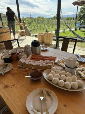 Outdoor dining - Matisi Farm & Feast Retreat (Pichkhovani)