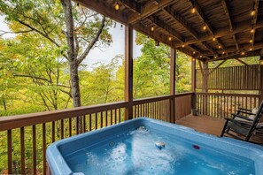 Outdoor spa tub - Ridgeline Hideaway | 2br Cabin in Wears Valley (Sevierville)