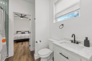 Bathroom - SoKno 4br/3ba near downtown Knoxville 30+ Day Stay (Knoxville)