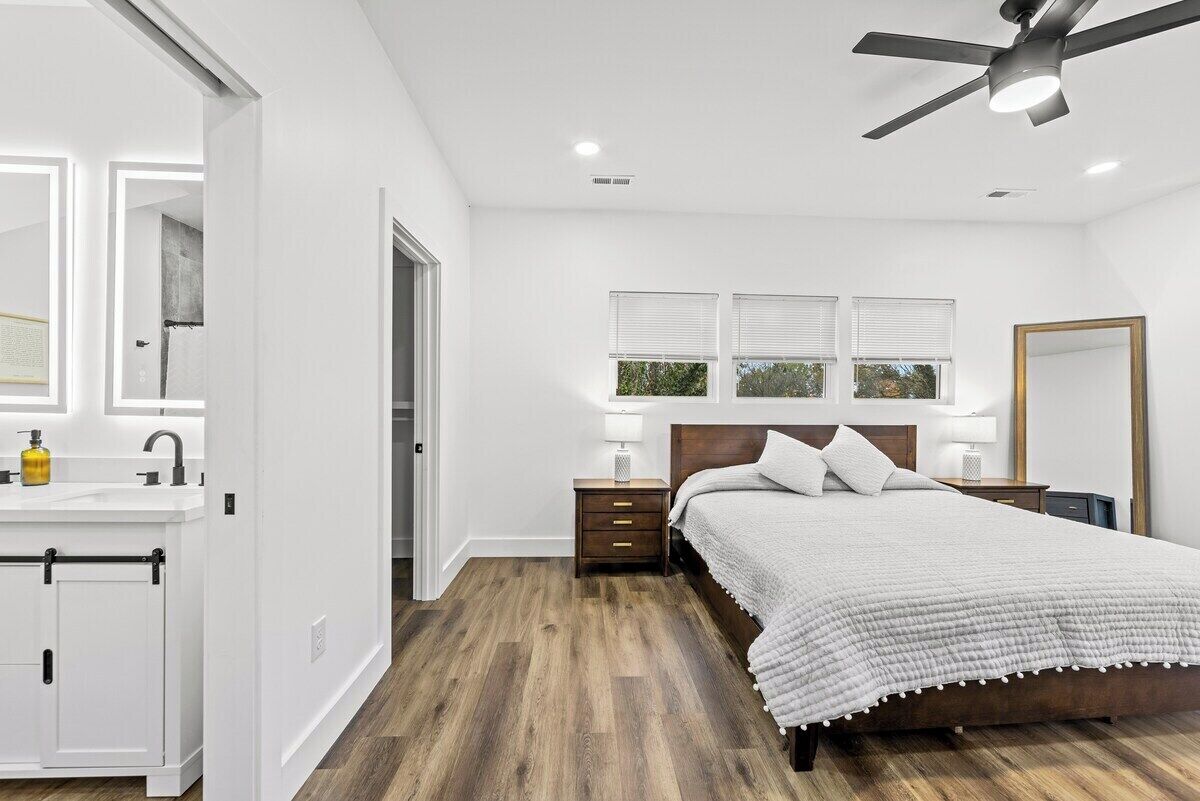 4 bedrooms, desk, internet