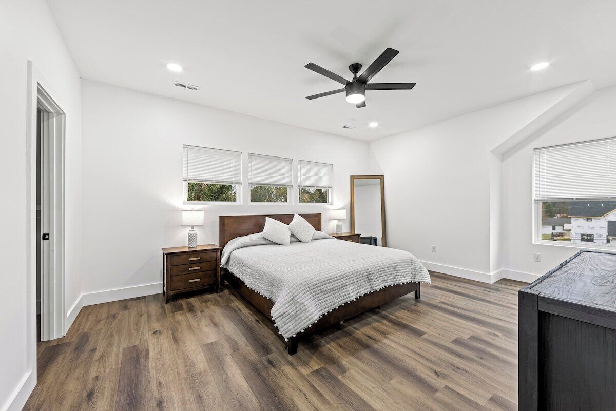 4 bedrooms, desk, Internet, bed sheets