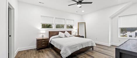 4 bedrooms, desk, Internet, bed sheets