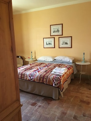 2 bedrooms, iron/ironing board, bed sheets - Apartment 'Scuole Grandi' with Shared Garden (Gavorrano)