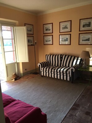 TV - Apartment 'Scuole Grandi' with Shared Garden (Gavorrano)