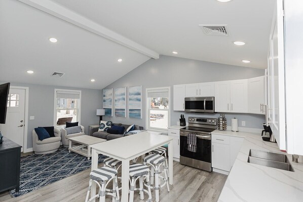 Private kitchen - Private Beach • Lake Huron • Sleeps 7 • Sand Point (Pigeon)