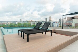 Standard Apartment, Sea View | Kolam renang