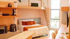 A compact hotel room with a bunk bed, kitchenette, and a small dining area. - Mare Nostrum - João Pessoa - Beira Mar  (João Pessoa)