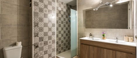 Shower, towels