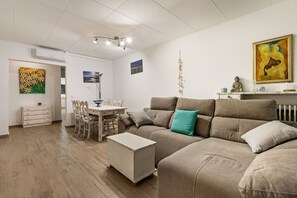 Living area - WELCS APARTMENT 325 EMP with terrace steps from the (Llança)