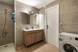 Douche, serviettes fournies