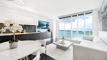 Signature Suite, 1 Queen Bed, Balcony, Lake View