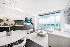 Signature Suite, 1 Katil Ratu (Queen), Balcony, Lake View