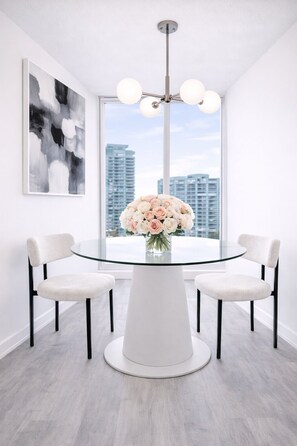 Suite Mewah, 1 Tempat Tidur Queen, balkon, pemandangan kota | Tempat makan