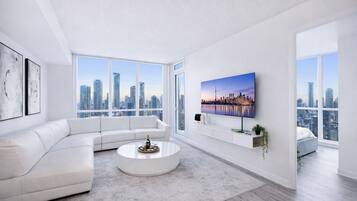 Luxury Suite, 1 Queen Bed, Balcony, City View | Living area