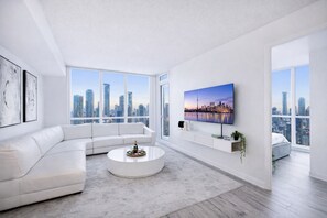 Suite Mewah, 1 Tempat Tidur Queen, balkon, pemandangan kota | Area keluarga