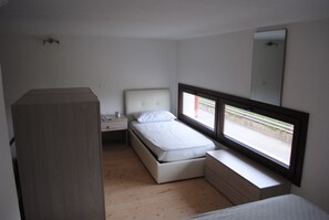 Junior Duplex, Patio