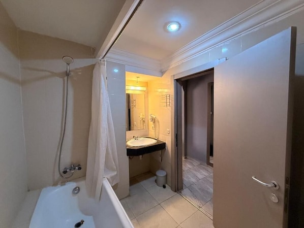 Baignoire, serviettes fournies, savon, shampoing