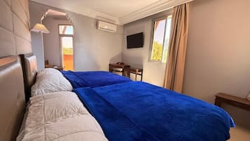 Chambre Triple | Espace de travail pour ordinateur portable