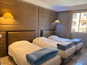 Basic Triple Room | Laptop workspace - hotel harti (Marrakech)