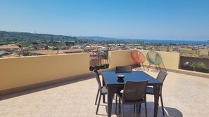 屋外ダイニングエリア